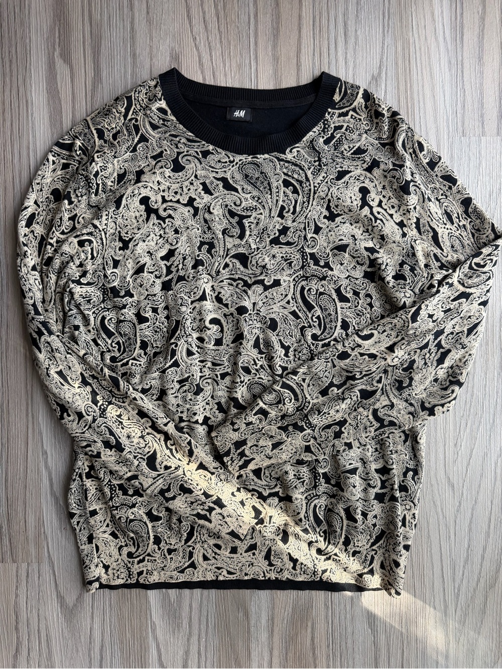 H&M Men's Black and Cream Paisley Crewneck Sweater